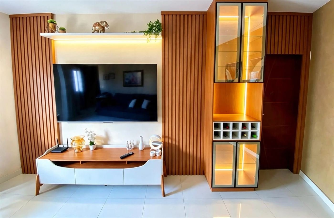 Sala com painel ripado, rack e cristaleira com adega iluminada