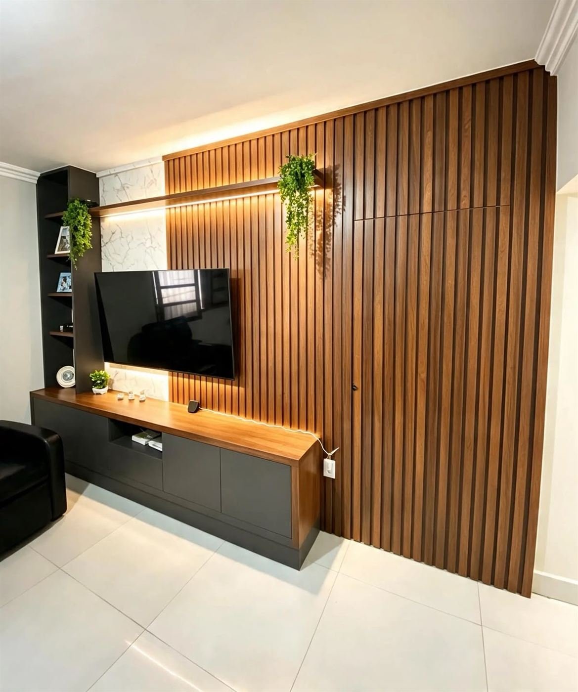 Painel ripado em nogueira com rack preto e nicho lateral